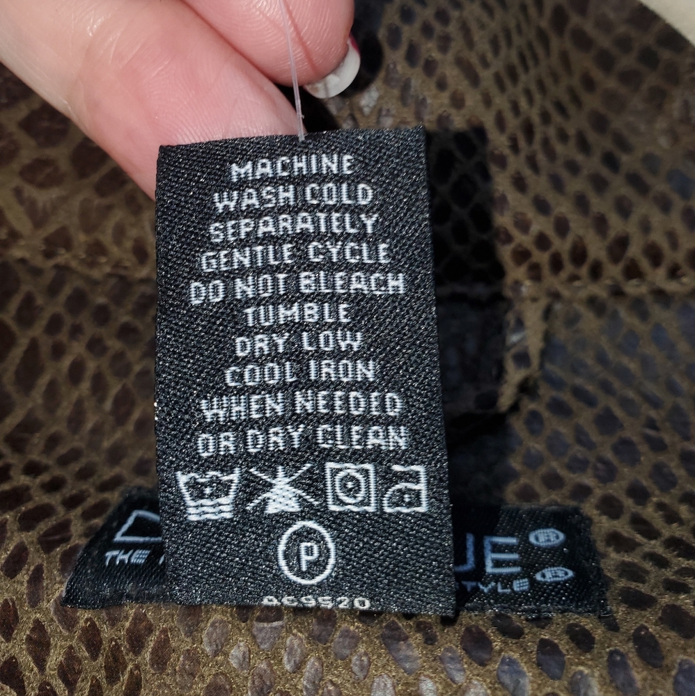 Dialogue Snake Embossed Jacket - Picture 7 of 7